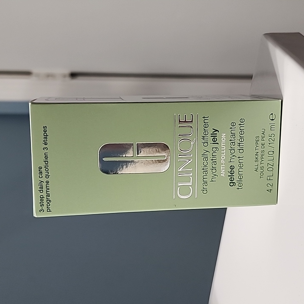 Clinique Dramatically Different Hydrating Jelly